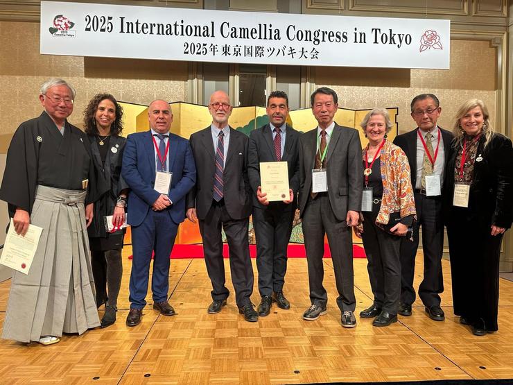 O presidente da Deputación de Pontenvedra, Luís López, co certificado de renovación do Pazó de Rubiáns como xardín de excelencia Internacional da camelia / Deputación de Pontevedra