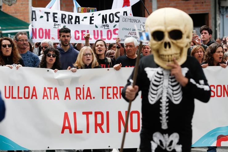 Varias persoas protestan durante unha manifestación contra a empresa de celulosa Altri, a 26 de maio de 2024, en Palas de Rei / Carlos Castro - Arquivo