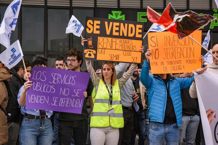 Varios traballadores de Renfe e Adif con carteis durante unha concentración pola folga estatal, na Estació de Sants, a 17 de marzo de 2025, en Barcelona, Catalunya (España). Algúns trens de Rodalies están suprimidos ou sufriron atrasos tras desc. Alberto Paredes - Europa Press / Europa Press