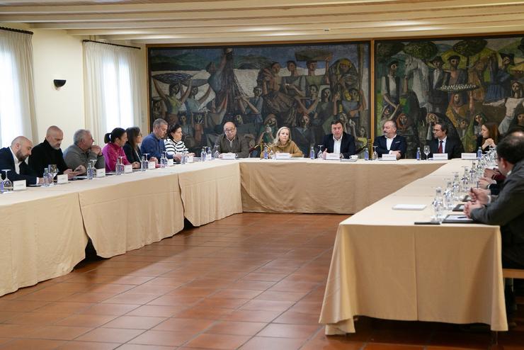 O presidente da Deputación da Coruña, Valentín González Formoso, preside unha reunión sobre a AP-9 con representantes municipais / DEPUTACIÓN DA CORUÑA