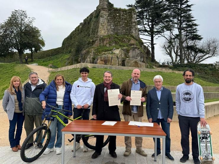 Firma do convenio entre o Concello de Vigo e a organización do Marisquiño para a celebración da XXV edición deste festival de deporte e cultural urbana / CONCELLO DE VIGO