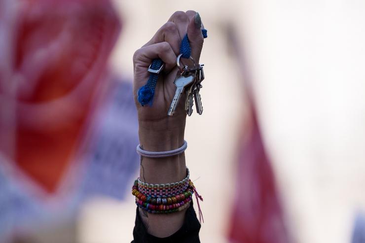 Unha persoa suxeita as súas chaves durante unha manifestación por unha vivenda digna, a 9 de febreiro de 2025, en Madrid (España).. Matias Chiofalo - Europa Press - Arquivo / Europa Press