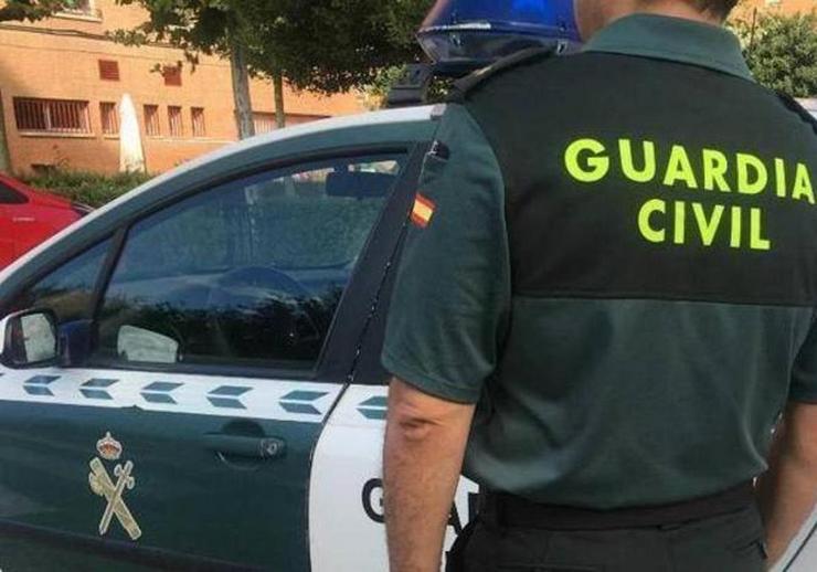 Imaxe de arquivo dun axente da Garda Civil ante un coche patrulla / GARDA CIVIL - Arquivo 