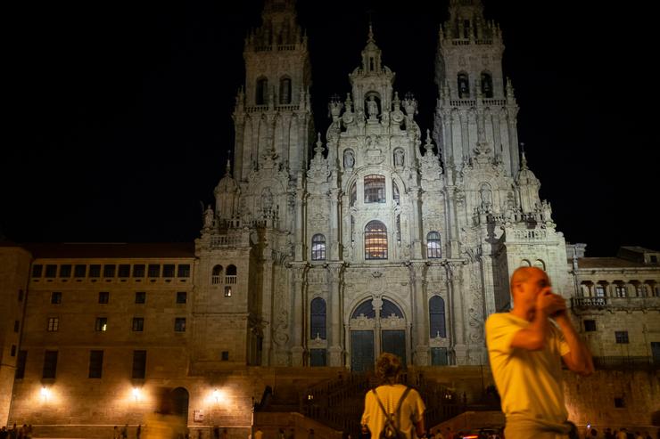 A Catedral de Santiago de Compostela cun foco de luz alumando a súa fachada, a 9 de agosto de 2022 / César Arxina - Arquivo