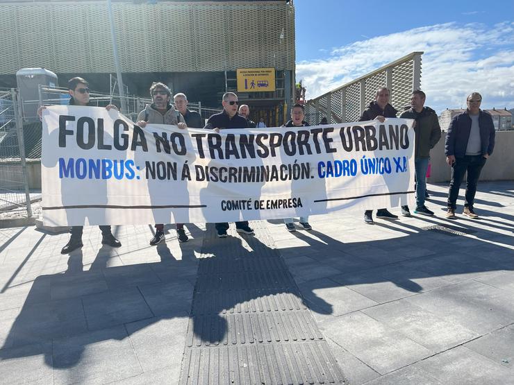 Traballadores do autobús urbano de Santiago concentráronse este martes fronte á estación intermodal / Europa Press