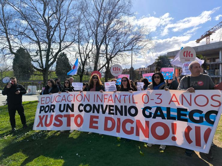 A CIG concéntrase ante a Xunta en San Caetano para reclamar melloras laborais en escolas infantís e un convenio propio galego / CIG