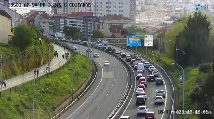 Unha saída de vía dun camión provoca retencións na AP-9, no acceso a Vigo por Isaac Peral / DGT