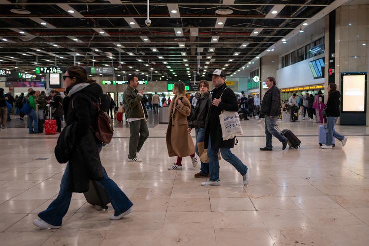 Varias persoas na estación de Barcelona-Sants, a 9 de marzo de 2025, en Barcelona / Lorena Sopêna - Arquivo