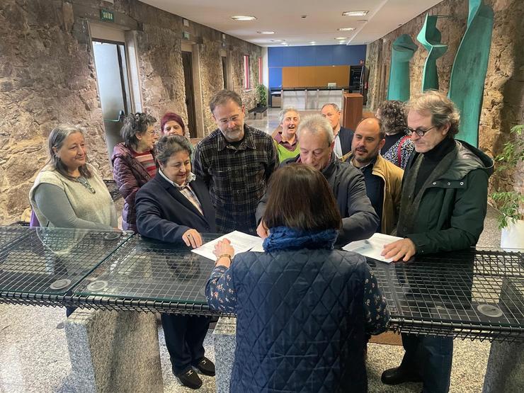 Integrantes de Vía Galega e Galiza Cultura rexistran no Parlamento a ILP sobre Castelao. / Europa Press