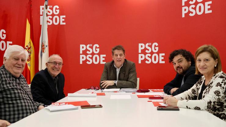 O secretario xeral do PSdeG, José Ramón Gómez Besteiro, e outros cargos socialists reúnense con representantes da plantaforma SOS Sanidade Pública. PSDEG / Europa Press