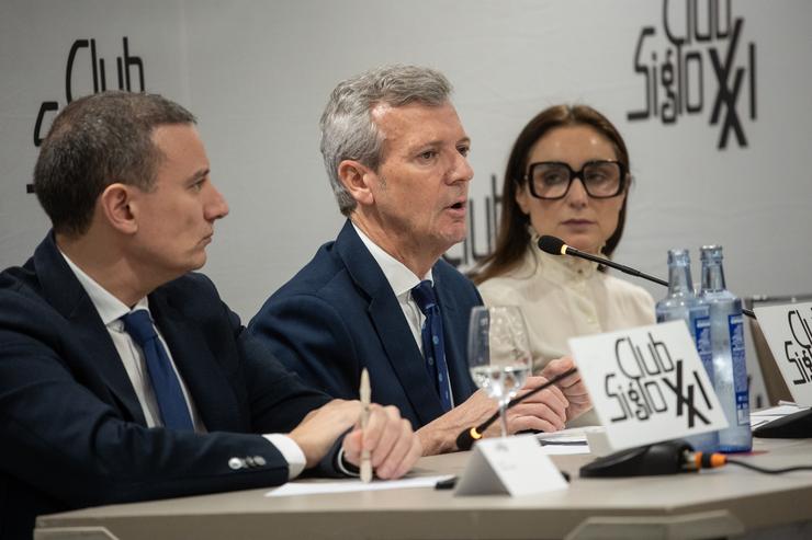 O presidente da Xunta de Galicia, Alfonso Rueda (c), durante un xantar-coloquio, na sede do Club Século XXI, a 20 de marzo de 2025, en Madrid (España). O encontro foi organizado por Club Século XXI.. Alejandro Martínez Vélez - Europa Press / Europa Press
