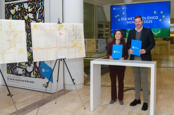 A conselleira de Medio Ambiente e Cambio Climático, Ángeles Vázquez e o conselleiro de Cultura, Lingua e Xuventude, José López Campos, durante o acto da firma pola que Meteogalicia cede ao Arquivo de Galicia un total de 370 mapas metereológicos. XUNTA DE GALICIA / Europa Press