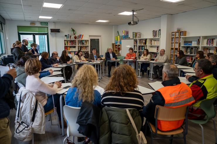 O conselleiro de Educación, Ciencia, FP e Universidades, Román Rodríguez, e a alcaldesa de Cangas, Araceli Gestido, reúnense coa comunidade educativa do IES Rodeira e do IES María Soliño / XUNTA