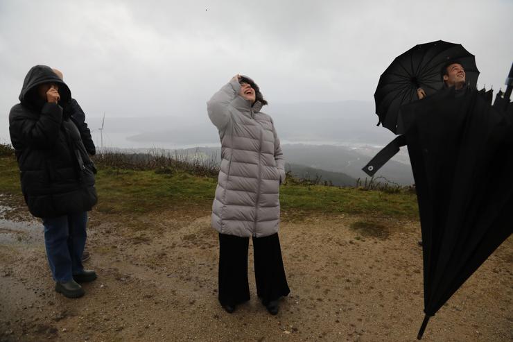 A conselleira de Economía, María Jesús Lorenzana, observa un muíño eólico no parque de Xiabre / Xunta de Galicia