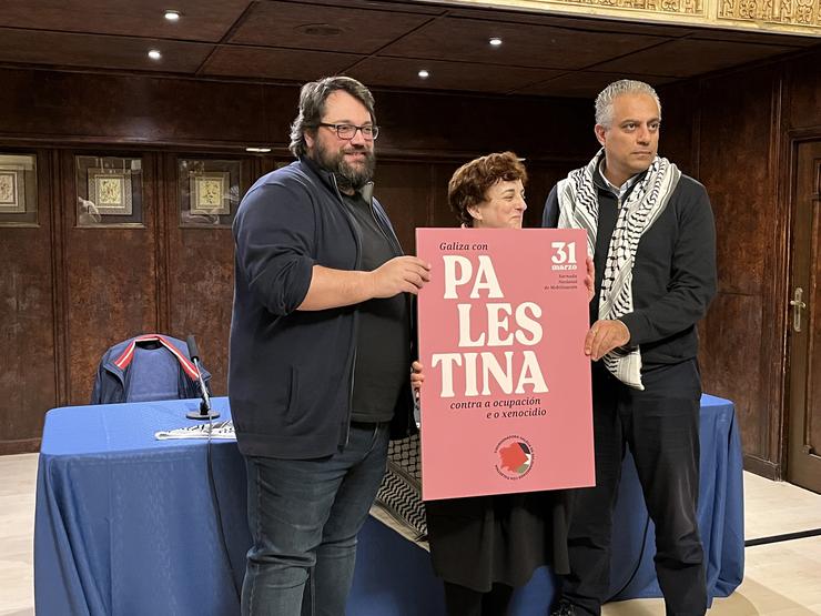 Óscar Valadares, de Mar de Lumes; Ánxela Gipinni, de Galiza con Palestina, e Sami Ashour, da Asoción Galaico Árabe, na presentación das mobilizacións por Palestina do 31 de marzo / Europa Press