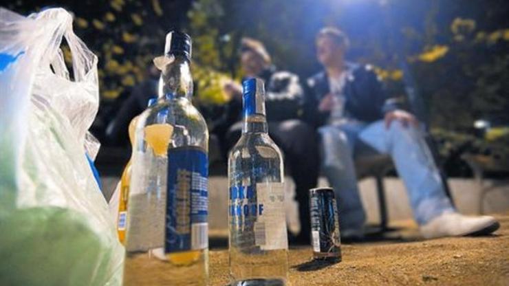 Botellón nun parque / Commons - Arquivo