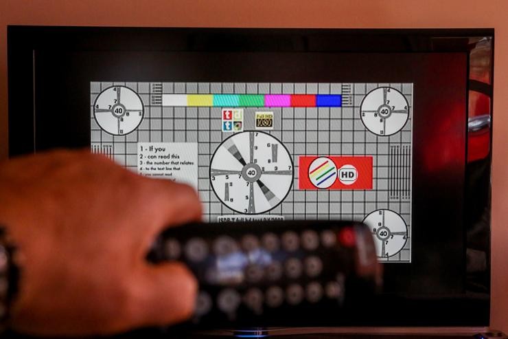 Arquivo - Unha persoa utiliza o seu mando da televisión para buscar canles, en Madrid (España), a 7 de outubro de 2020. O cesamento de emisións dalgunhas canles nas súas antigas frecuencias da TDT na Comunidade de Madrid producirase este mércores, s. Ricardo Rubio - Europa Press - Arquivo / Europa Press