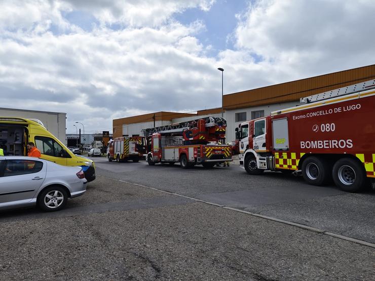 Camións de bombeiros no Polígono do Ceao, en Lugo, por un incendio nunha nave de Cafés Candeas. / Europa Press