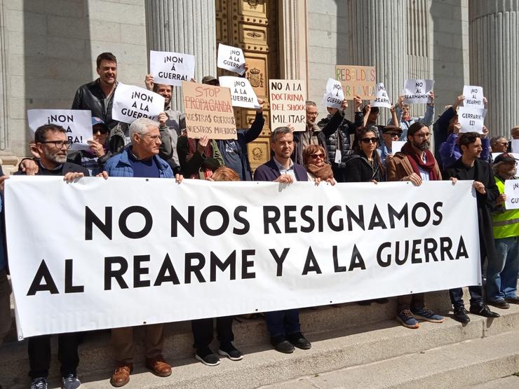 Colectivos sociais e os actores Carolina Yuste e Juan Diego Botto presentan ás portas do Congreso o manifesto contra o plan de rearmamento da UE titulado 