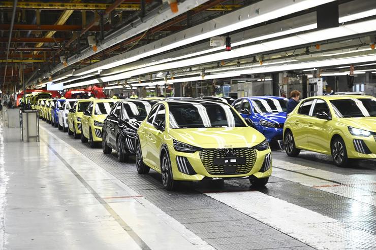 Coches nunha planta española de Stellantis / RAMÓN COMET - EUROPA PRESS 