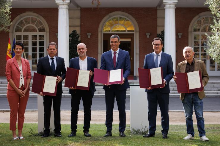 Arquivo - (I-D) Elma Saiz (ministra de Inclusión); Gerardo Cuerva (Cepyme),  Unai Xordo (CCOO), Pedro Sánchez (presidente do Goberno);  Antonio Garamendi (CEOE), e Pepe Álvarez (UXT), durante a firma do acordo de pensións en setembro de 2024. Alejandro Martínez Vélez - Europa Press - Arquivo / Europa Press