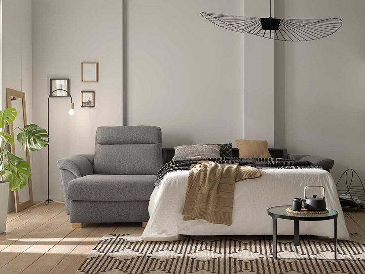 Sofá no salón dunha casa 