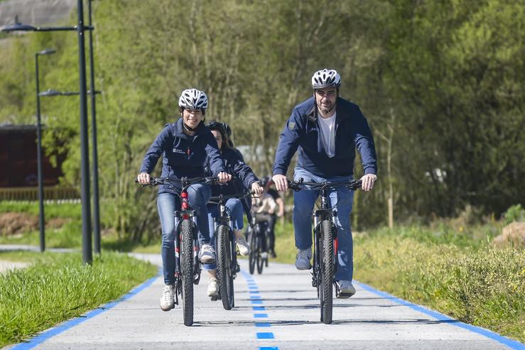 A conselleira de Vivenda e Planificación de Infraestruturas e o conselleiro de Presidencia, Xustiza e Deportes estrean a vía que une a Intermodal e San Caetano, en Santiago / XUNTA
