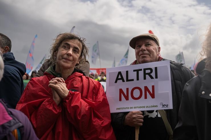Dúas persoas durante unha nova manifestación contra Altri, a 22 de marzo de 2025, na Pobra do Caramiñal / Elena Fernández - Arquivo