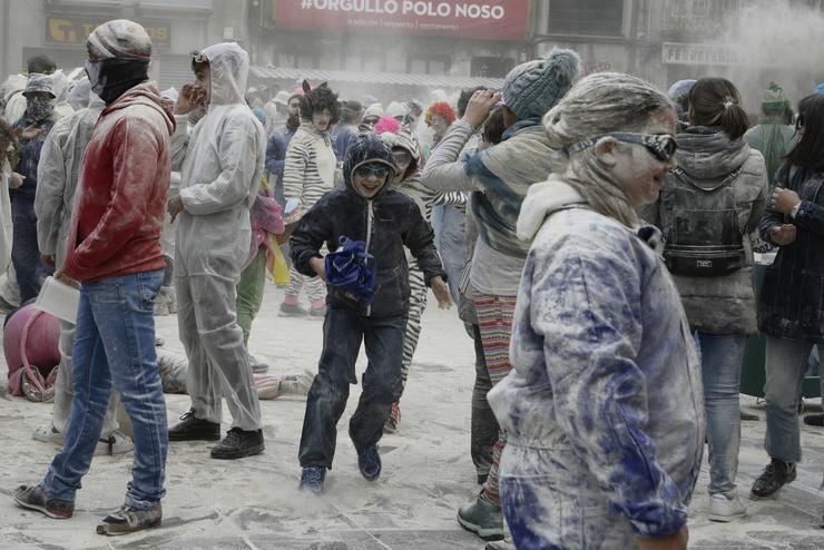 Varias persoas tíranse fariña o domingo Fareleiro?, o inicio da celebración do ?Entroido? galego, a 21 de xaneiro de 2024, en Xinzo de Limia, Ourense, Galicia (España). A tradición do domingo de ?Fareleiro? consiste en reunir por centos. Rosa Veiga - Europa Press - Arquivo / Europa Press