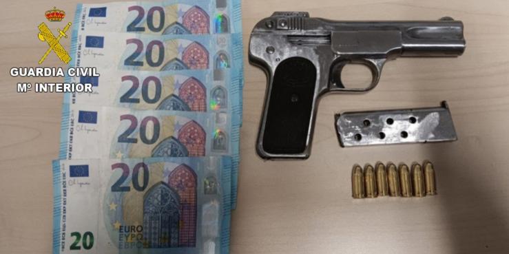 Pistola e pertenzas incautadas nunha detención / GARDA CIVIL DE PONTEVEDRA 