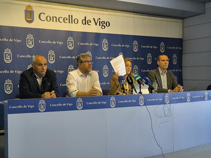 A concelleira do PP, Luisa Sánchez, exhibe a acta do pleno no que o PSOE apoiou a supresión da peaxe na AP-9 entre Vigo e O Porriño / Europa Press