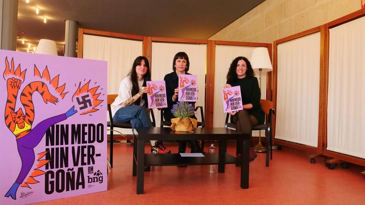 A portavoz nacional do BNG, Ana Pontón, xunto á artista Lúa Mosqueteira e a deputada Noa Presas / BNG