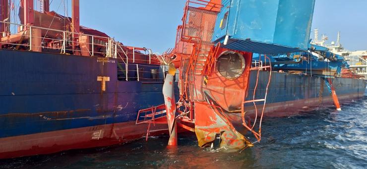 Barco chinés retido no porto de Punta Langosteira / MINISTERIO DE TRANSPORTES