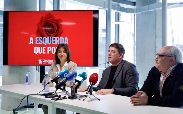 O secretario xeral do PSdeG, José Ramón Gómez Besteiro, acompañado do secretario de Organización, Luís Anxo Lago, e a alcaldesa de Silleda, Paula Fernández.. PSDEG / Europa Press