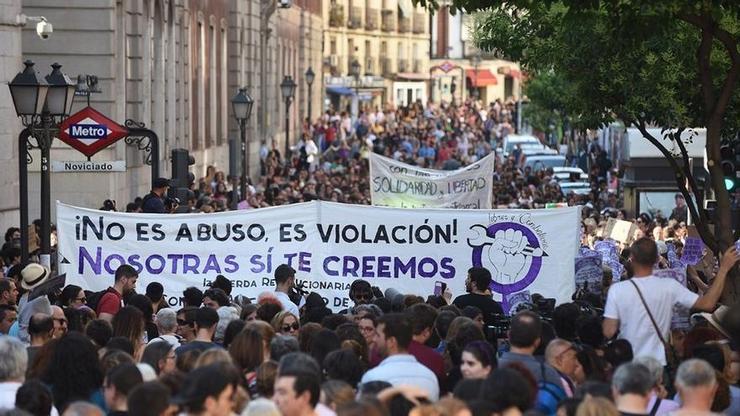 Protestas contra a Lei do só si é si tralas rebaixas de condena a varios agresores 