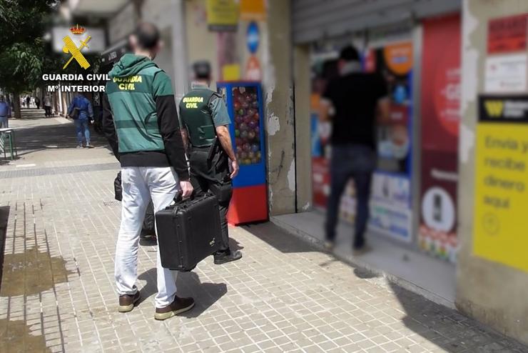 Desarticulación dun grupo adicado á sextorsión con vítimas na Coruña / Garda Civil