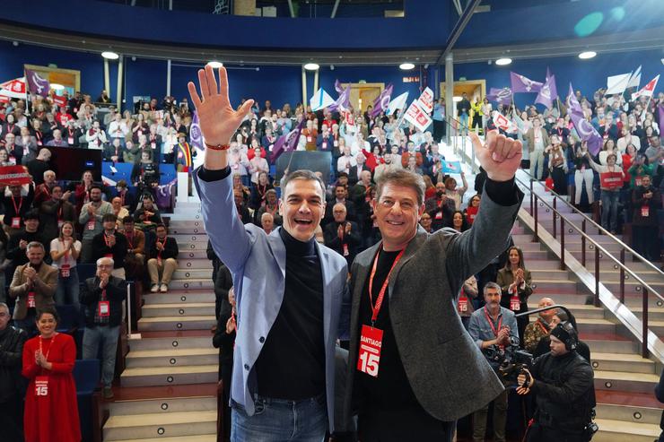 O secretario xeral do PSOE e presidente do Goberno, Pedro Sánchez (i), e o secretario xeral do PSdeG, José Ramón Gómez Besteiro (d), durante clausúraa do 15 Congreso Rexional do PSdeG, na Cidade da Cultura, a 9 de marzo de 2025, en Santiago / Álvaro Ballesteros