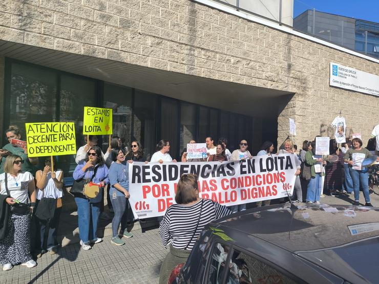 Persoal de residencias e centros de día de titularidade privada en Galicia, concentado ante o centro Concepción Arenal, na Coruña. CIG / Europa Press