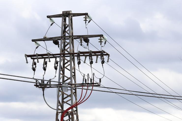 Un poste eléctrico, a 14 de marzo de 2025, en Madrid (España). O Índice de Prezos de Consumo (IPC) subiu un 0,4% en febreiro en relación ao mes anterior e elevou unha décima a súa taxa interanual, ata o 3%. A inflación, por tanto, encadea cinco. Marta Fernández - Europa Press / Europa Press