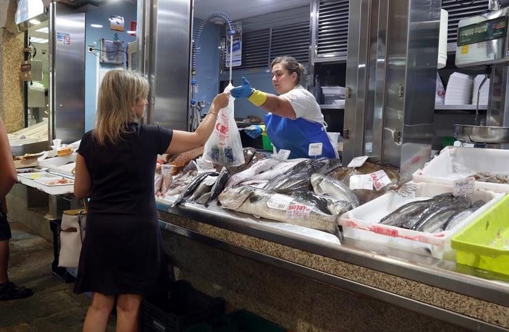 Mercando peixe nunha praza de abastos / Xunta