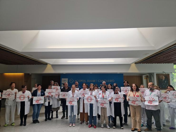 Concentración de traballadores no Hospital Álvaro Cunqueiro para denunciar o aumento de agresións aos profesionais sanitarios, tras un novo episodio, cunha enfermeira agredida o 10 de abril de 2025. / Europa Press