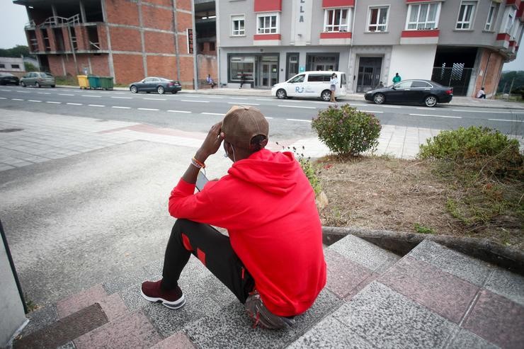 Arquivo - Un migrante sentado na rúa, a 20 de setembro de 2024, en Monterroso, Lugo. Carlos Castro - Europa Press - Arquivo / Europa Press