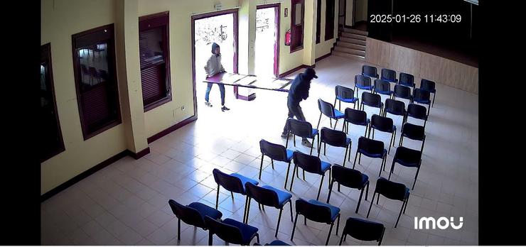 Imaxes da suposta subtracción de xanelas e portas nun local municipal de Vedra. GARDA CIVIL / Europa Press