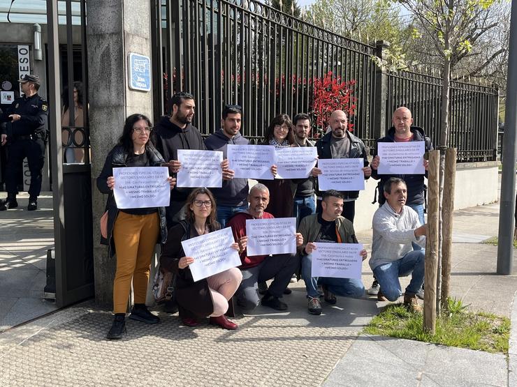 Profesores de sectores singulares de Formación Profesional entregan 1.140 firmas na sede central da Xunta para esixir a equidade salarial, a 1 de abril de 2025 / Europa Press