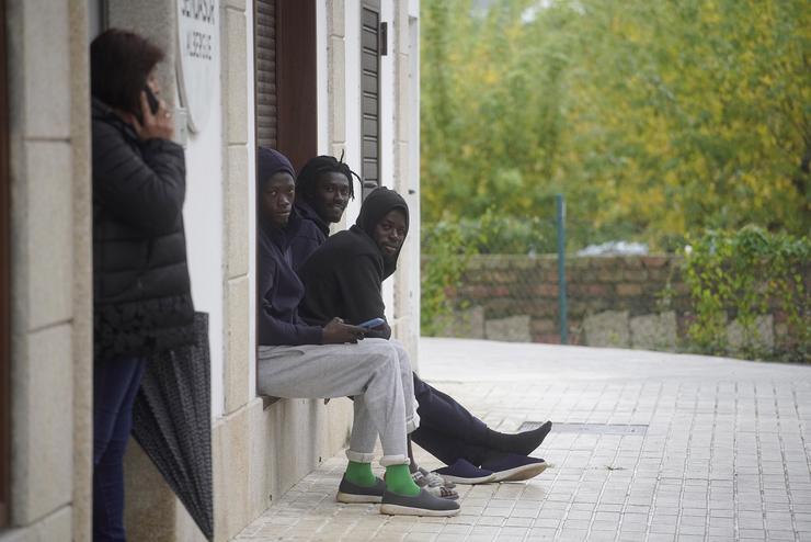 Varios inmigrantes desprazados desde Canarias nun albergue do Porriño / Javier Vázquez - Europa Press