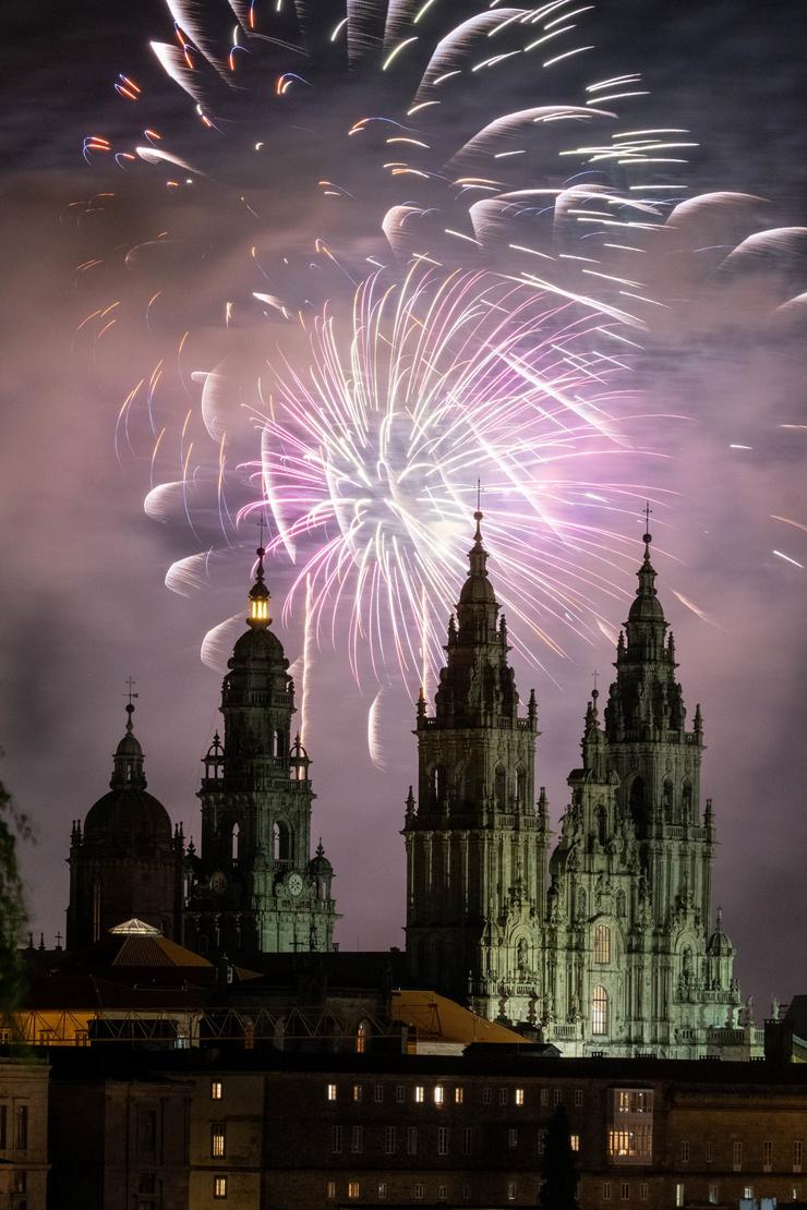 Arquivo - Vista de fogos artificiais durante os Lumes do Apóstolo nas Festas do Apóstolo Santiago 2024 / César Arxina
