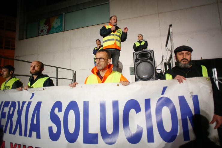Arquivo - Varias persoas durante unha protesta de traballadores de Alcoa.. Carlos Castro - Europa Press - Arquivo / Europa Press