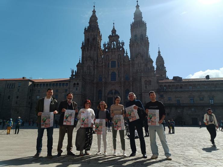 Organizacións e participantes dos xogos pousando co cartel dos Special Olympics / Europa Press