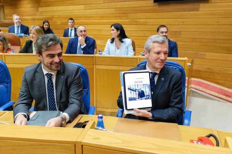 O conselleiro de Presidencia, Xustiza e Deportes, Diego Calvo (i), e o presidente da Xunta de Galicia, Alfonso Rueda (d), durante o debate sobre o Estado da Autonomía, a 23 de abril de 2025, en Santiago de Compostela / César Martínez