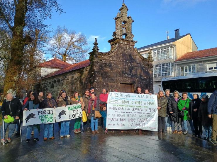 Grupos locais manifestándose en contra da construción da mina.. SOS SUÍDO SEIXO 